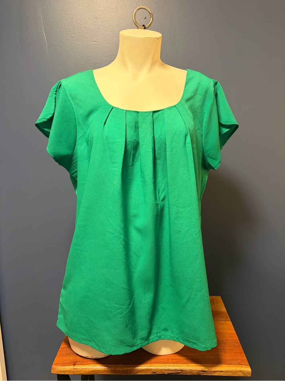 Beautiful Reitmans Kelly Green Pleated Blouse